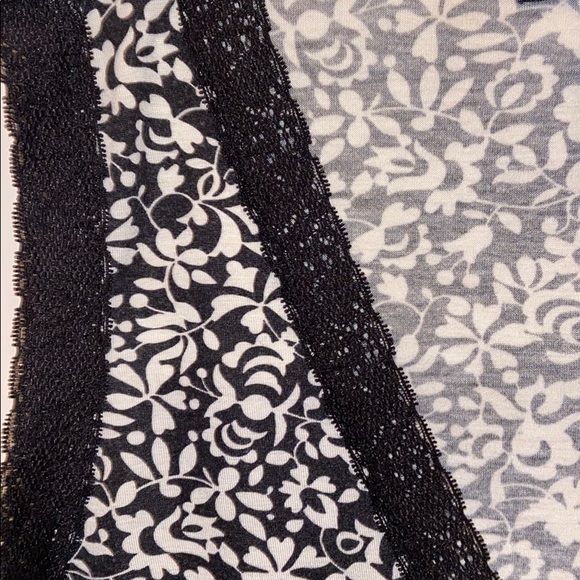 Banana Republic B&W Floral with Lace V Neck - Picture 3 of 12